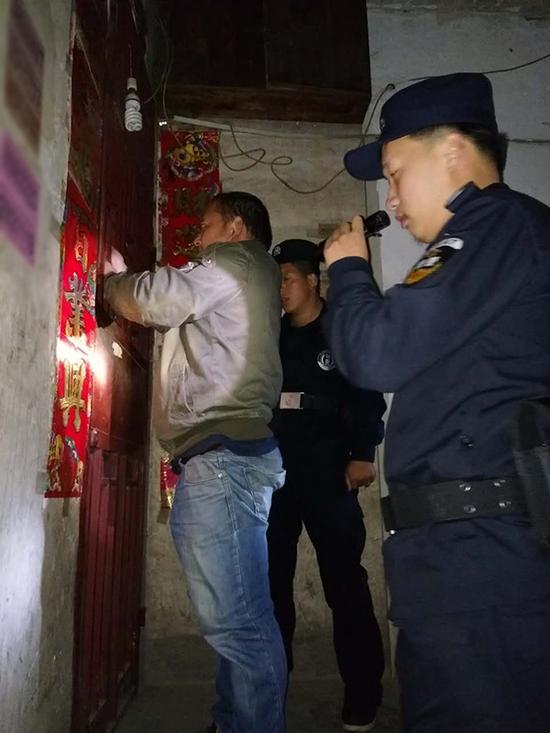 晋中粗心妈妈误将幼女锁家中 民警全城寻开锁师傅开门